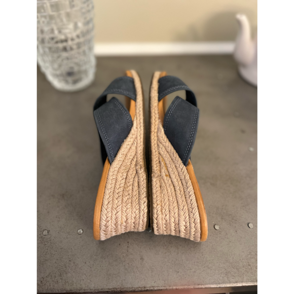 Ugg wedges so 6.5 - Picture 2 of 4